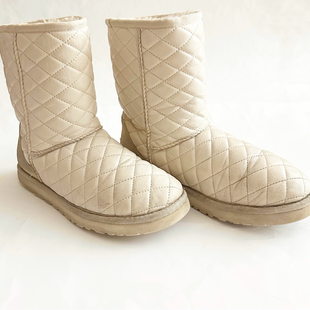 UGG Classic Quilted Boots Shearling Women’s Size 7 - Picture 2 of 9